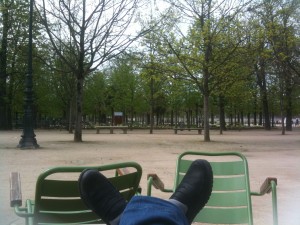 mes pieds sur les chaises des Tuileries